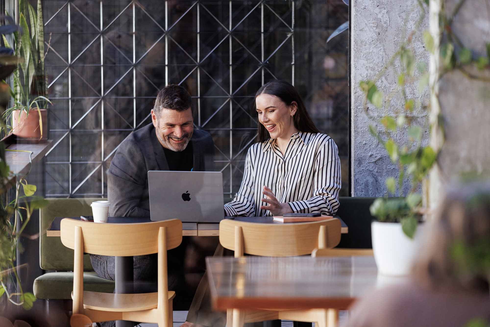 TT-Maddy-client-cafe-laptop