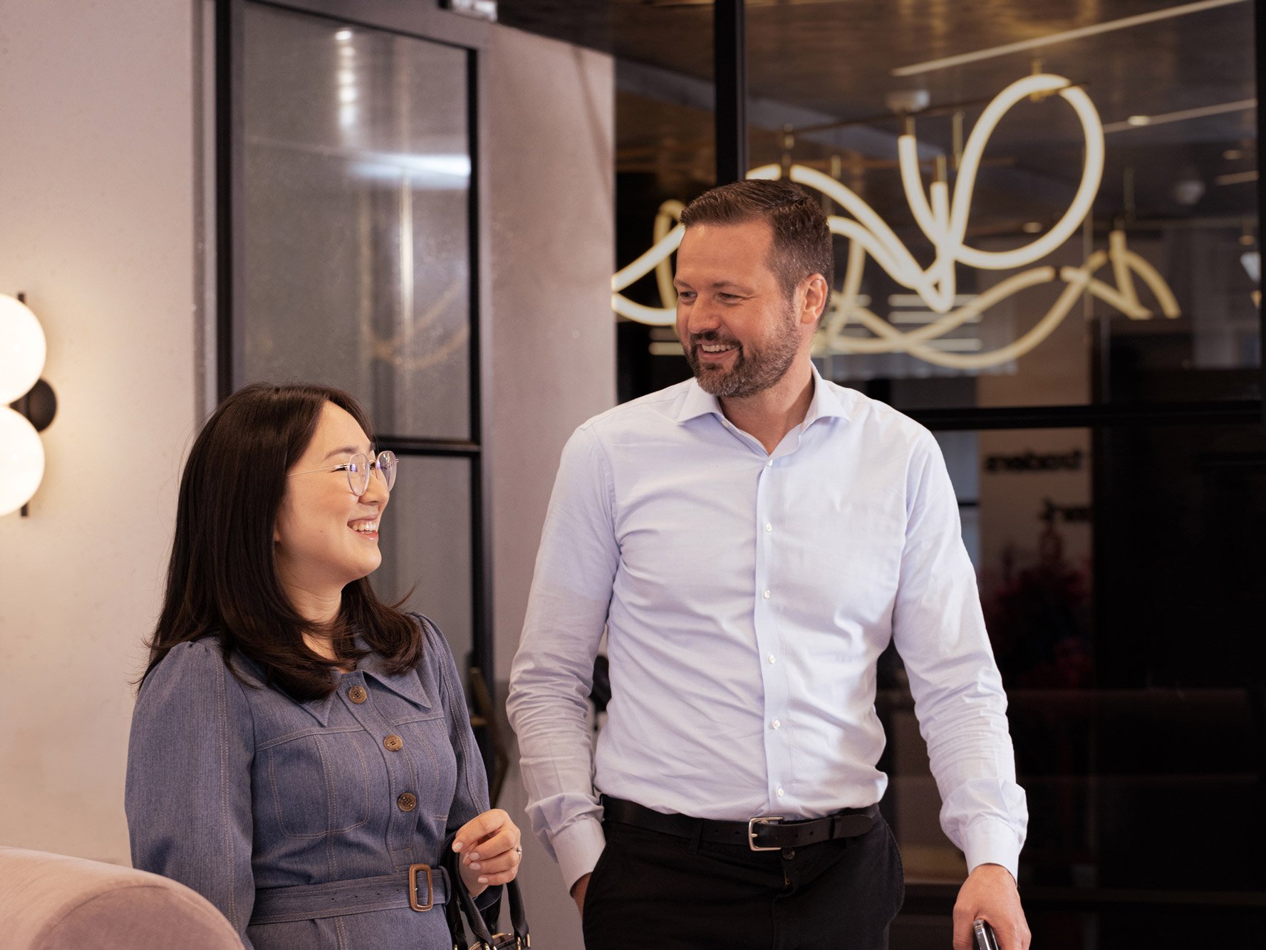 TT-People-entrance-meeting-Garam-Chris