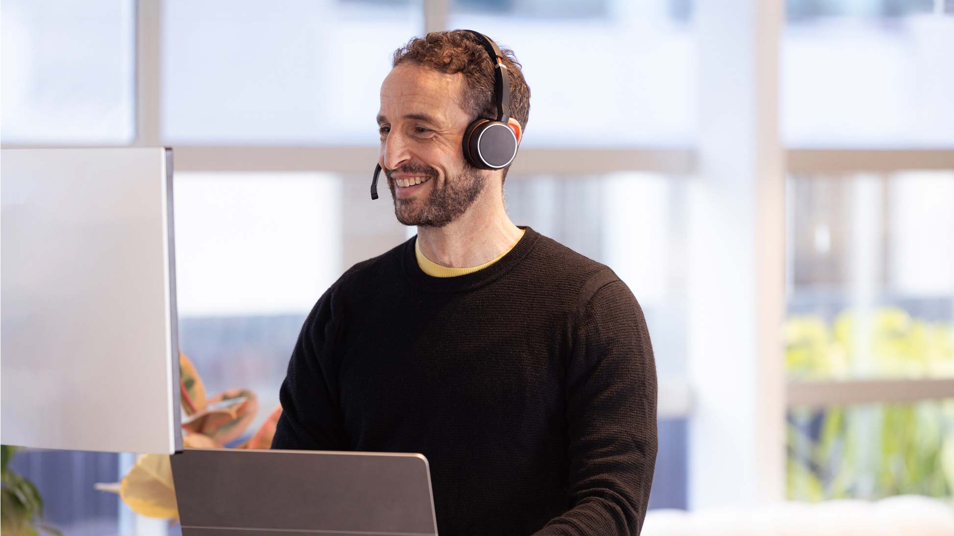 TT-Hamish-laptop-headset 16_9